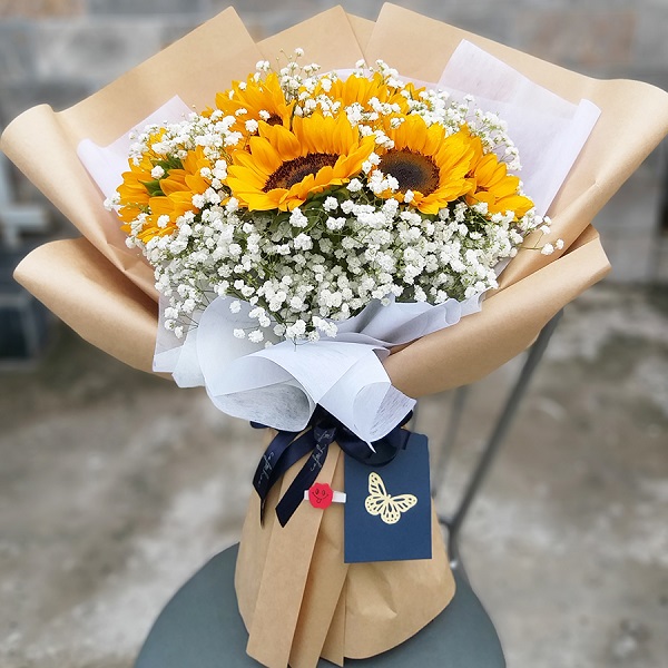 Bó hoa trao nhau cùng với những lời nhắn nhủ chân tình.